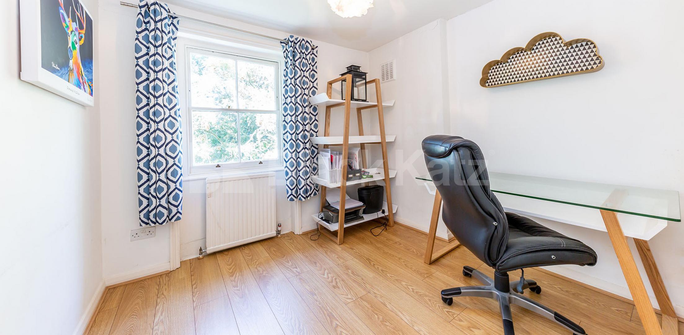 			LET!, 2 Bedroom, 1 bath, 1 reception Flat			 Oval Road, CAMDEN / REGENTS PARK